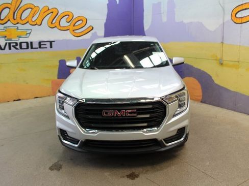 Used 2022 GMC Terrain SLE image 3