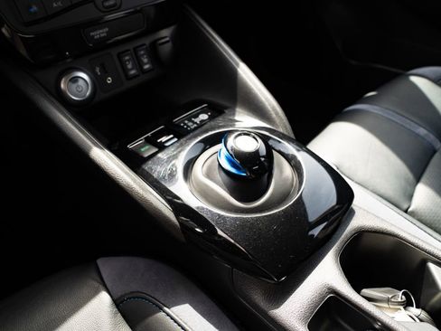Used 2018 Nissan Leaf SL w/ SL Technology Package FWD image 17
