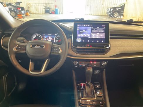 Used 2024 Jeep Compass Latitude AWD/4WD image 18
