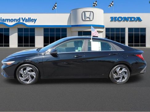 Used 2025 Hyundai Elantra Limited image 8