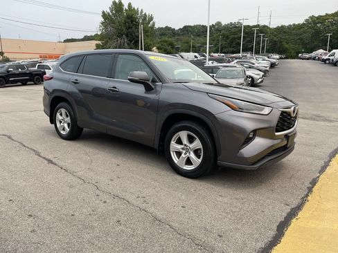 Used 2022 Toyota Highlander LE AWD/4WD image 6