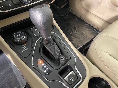 Used 2021 Jeep Cherokee Latitude image 10