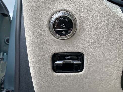 Used 2025 Mercedes-Benz GLC 300 4MATIC image 14