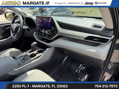 Used 2024 Toyota Highlander Platinum FWD image 20