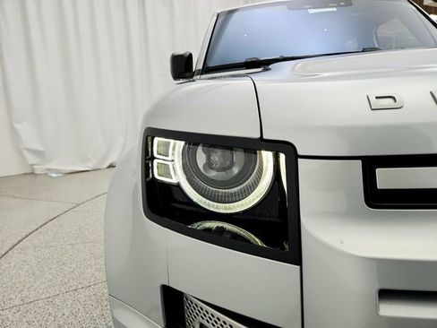 Certified 2022 Land Rover Defender 110 XS Edition image 32