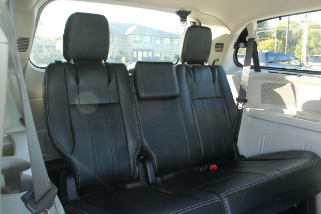 Used 2016 Chrysler Town & Country Touring FWD image 29