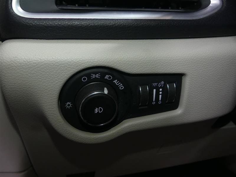 Used 2017 Chrysler Pacifica Limited w/ UConnect Theater Package FWD image 29