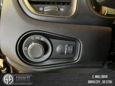 Used 2023 Jeep Renegade Latitude AWD/4WD image 31