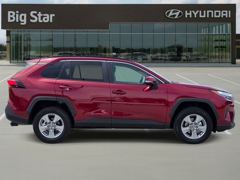 Used 2025 Toyota RAV4 XLE w/ Convenience Package FWD image 5