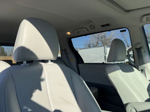 Used 2012 Toyota Sienna XLE image 21