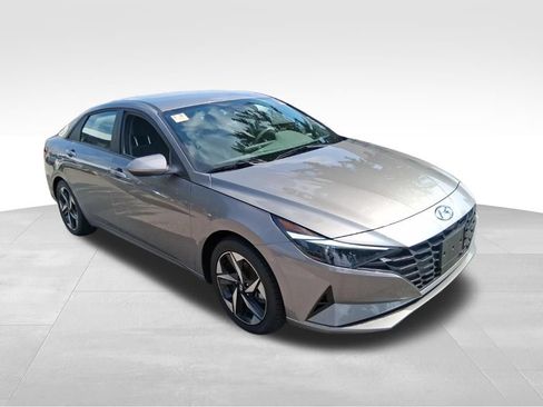 Used 2023 Hyundai Elantra SEL w/ Convenience Package FWD image 4