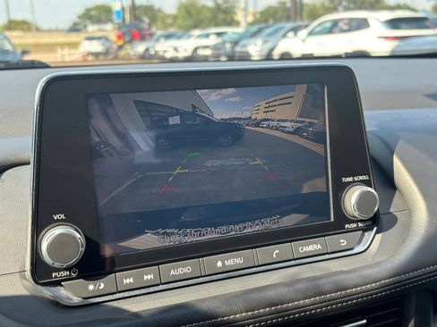 Used 2025 Nissan Rogue SV FWD image 25