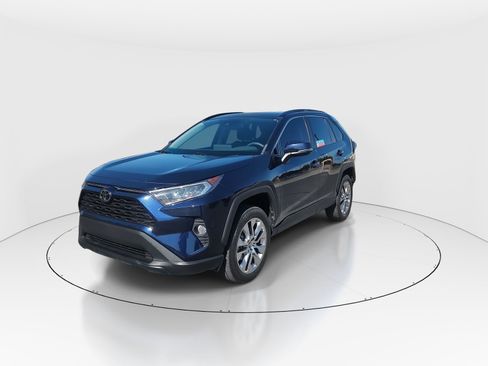 Used 2021 Toyota RAV4 XLE Premium image 4