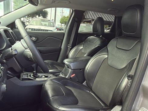Used 2019 Jeep Cherokee Latitude Plus FWD image 14