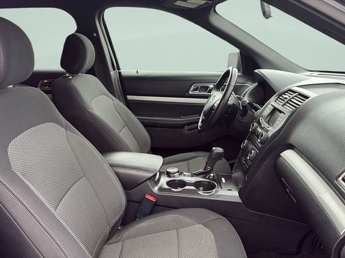 Used 2017 Ford Explorer XLT AWD/4WD image 18