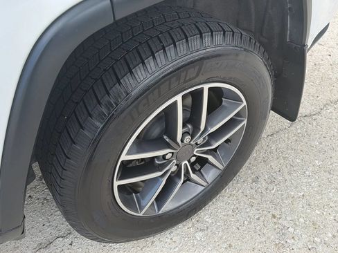 Used 2019 Jeep Grand Cherokee Laredo w/ Laredo X Package RWD image 20
