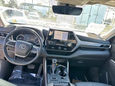 Used 2022 Toyota Highlander XLE image 14