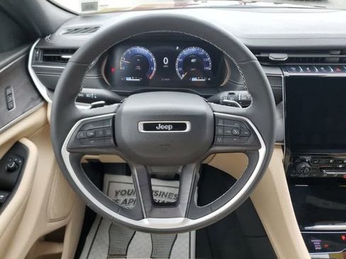 Used 2023 Jeep Grand Cherokee Limited w/ Luxury Tech Group II AWD/4WD image 18