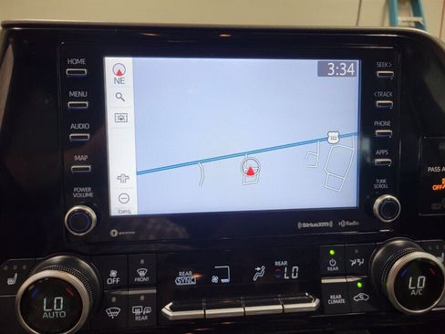 Used 2021 Toyota Highlander XLE AWD/4WD image 40