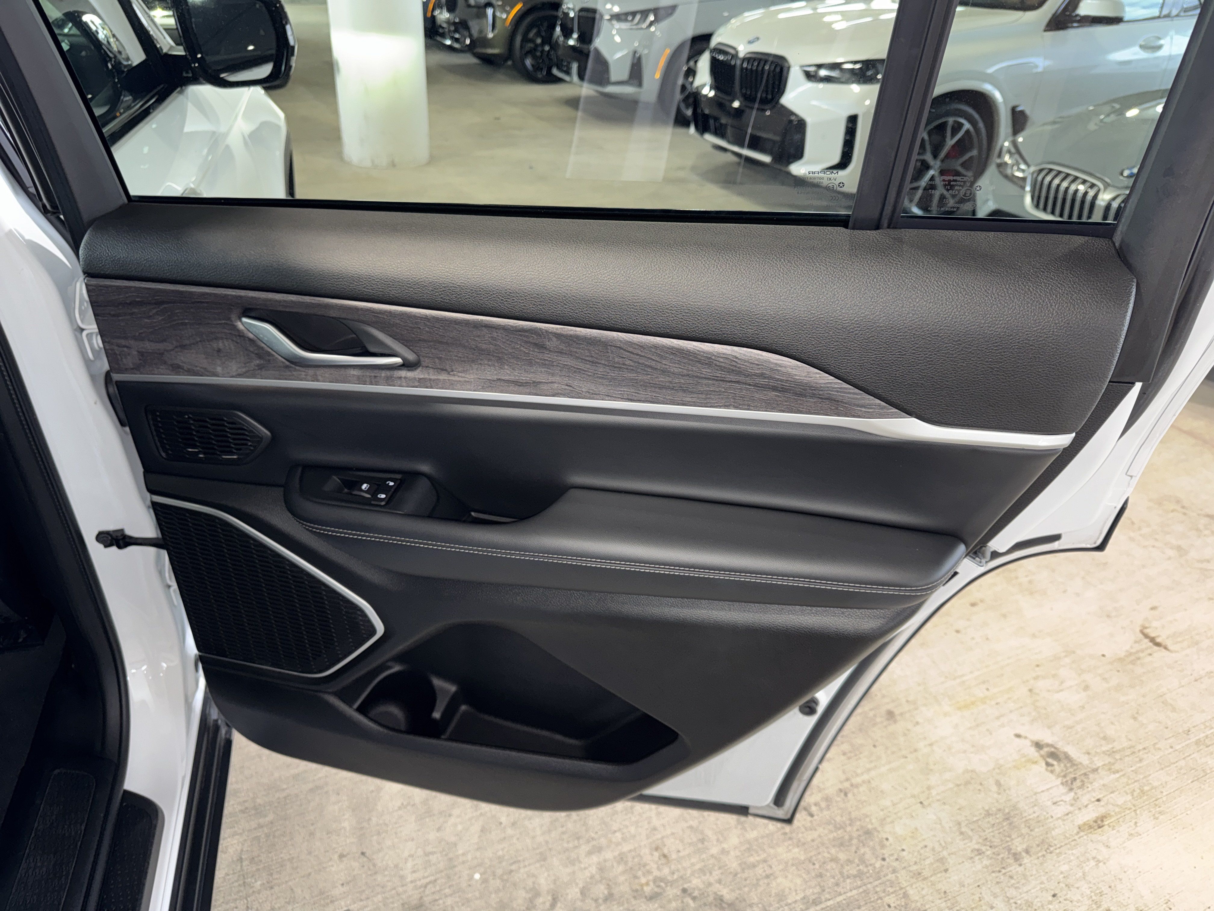 Used 2022 Jeep Grand Cherokee L Limited RWD image 11