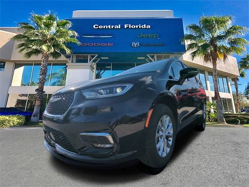New 2026 Chrysler Pacifica Limited w/ Uconnect Theater Family Group image 9