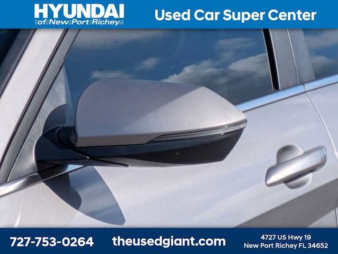 Used 2023 Hyundai Elantra Limited w/ Preferred Accessory Package FWD image 11
