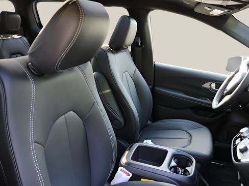 New 2026 Chrysler Pacifica Select FWD image 22