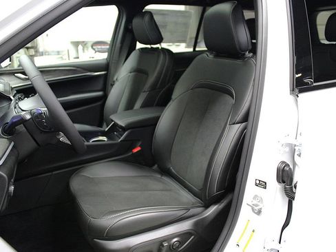 New 2026 Jeep Grand Cherokee Altitude AWD/4WD image 25