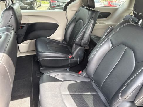 Used 2024 Chrysler Pacifica Limited FWD image 25
