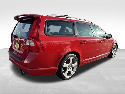 Used 2010 Volvo V70 R-Design image 8