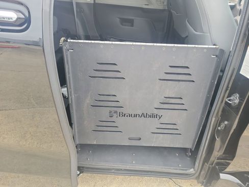 Used 2023 Toyota Sienna XLE w/ XLE Plus Package image 17