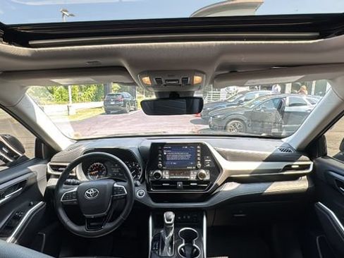 Used 2021 Toyota Highlander XLE AWD/4WD image 31