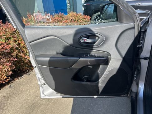 Used 2019 Jeep Cherokee Latitude Plus w/ Comfort/Convenience Group image 16