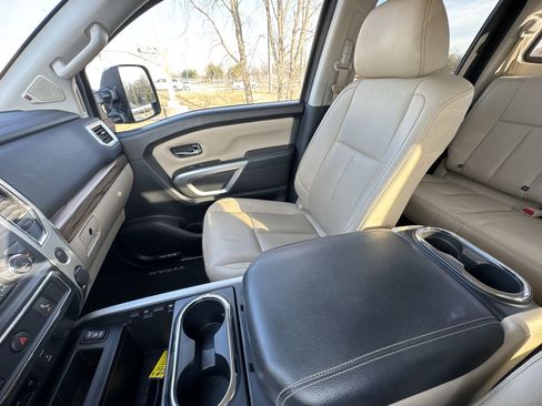 Used 2018 Nissan Titan SL w/ Chrome Package image 21