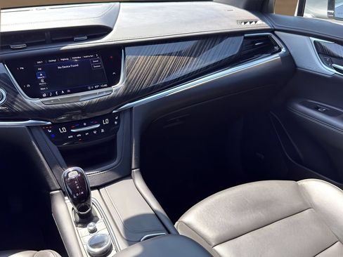 Certified 2025 Cadillac XT6 Premium Luxury FWD image 27