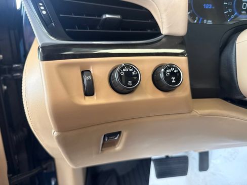 Used 2020 Cadillac Escalade Platinum AWD/4WD image 16