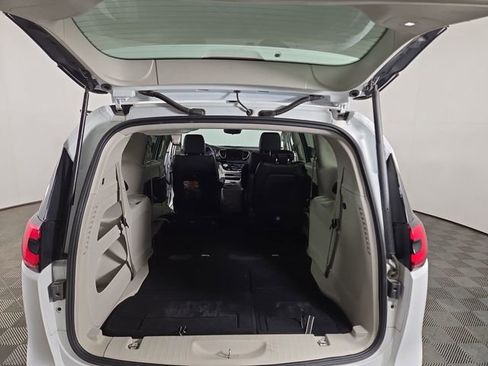 Used 2023 Chrysler Pacifica Touring-L FWD image 34