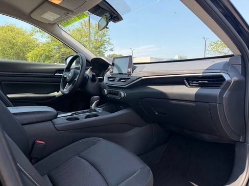 Used 2025 Nissan Altima 2.5 SV FWD image 31