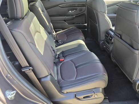 Used 2025 Honda Pilot Black Edition image 16