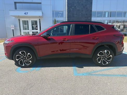 Used 2024 Chevrolet Trax RS w/ Driver Confidence Package image 2