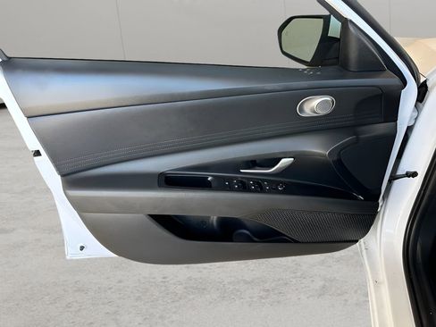 Used 2025 Hyundai Elantra SE image 9