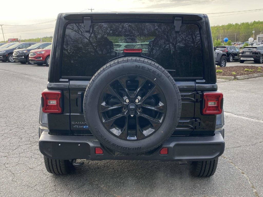 Used 2025 Jeep Wrangler Unlimited Sahara w/ Safety Group AWD/4WD image 4