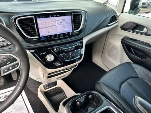 Used 2024 Chrysler Pacifica Limited FWD image 20