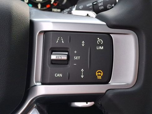 Used 2025 Land Rover Discovery S image 19