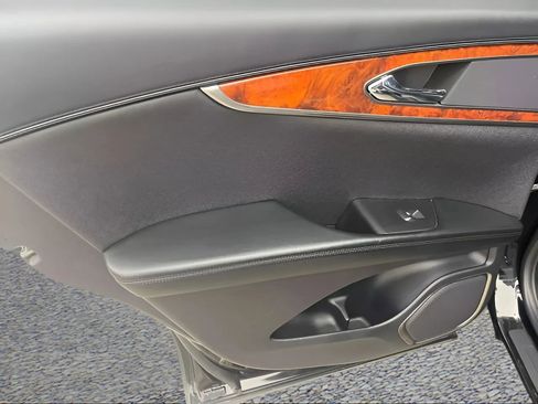 Used 2019 Lincoln Nautilus Select image 14