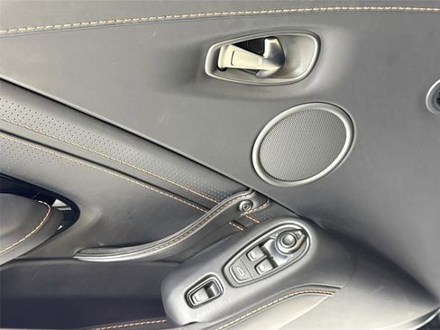 Used 2022 Aston Martin V8 Vantage Roadster image 12