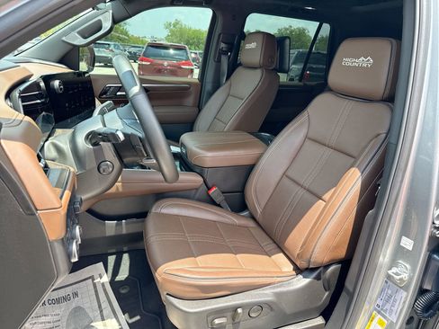 Used 2025 Chevrolet Tahoe High Country AWD/4WD image 13