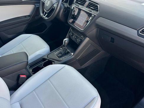 Used 2021 Volkswagen Tiguan SE FWD image 16