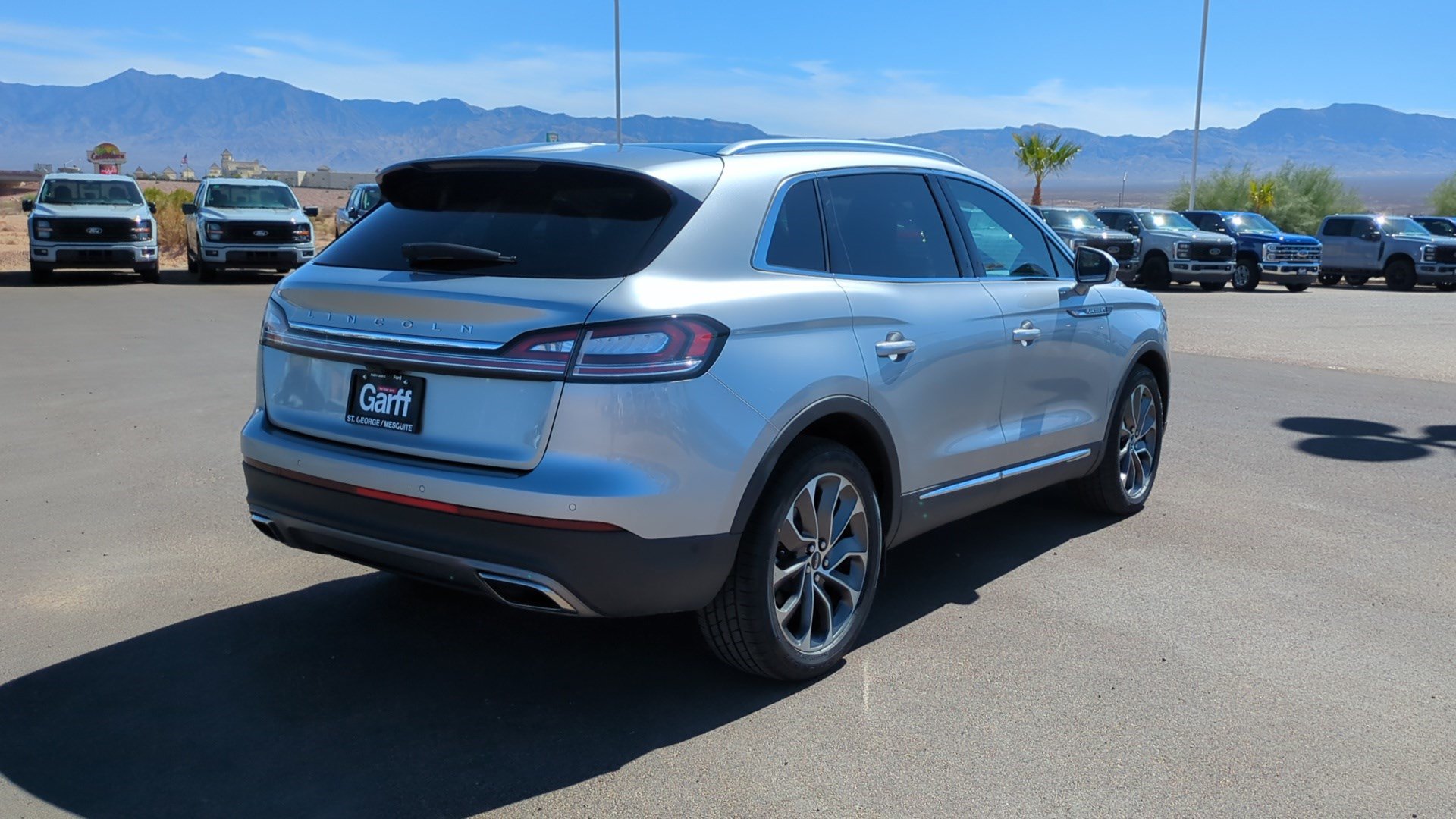 Used 2022 Lincoln Nautilus Reserve w/ Equipment Group 201A FWD image 3