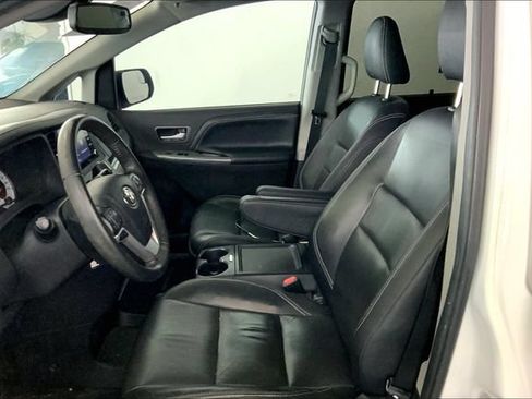 Used 2018 Toyota Sienna SE Premium FWD image 11